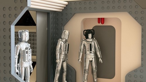 Who scale diorama - dr, c/o